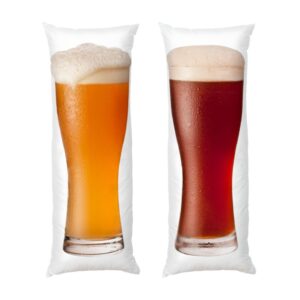 Бокал с нефильтрованным и полутемным пивом A glass of unfiltered and semi-dark beer