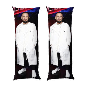 Стильний Монатік у білому костюмі Stylish Monatik in a white suit