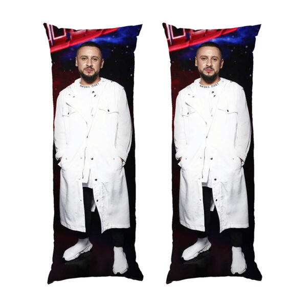 stylnyy-monatik-u-bilomu-kostiumi.-stylish-monatik-in-a-white-suit